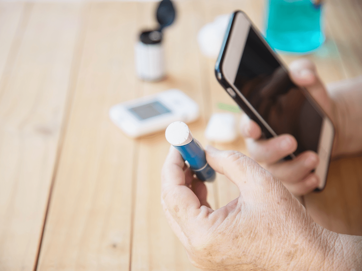 The Effectiveness of an eHealth Family-Based Intervention Program in Patients With Uncontrolled Type 2 Diabetes Mellitus (T2DM) in the Community Via WeChat: Randomized Controlled Trial