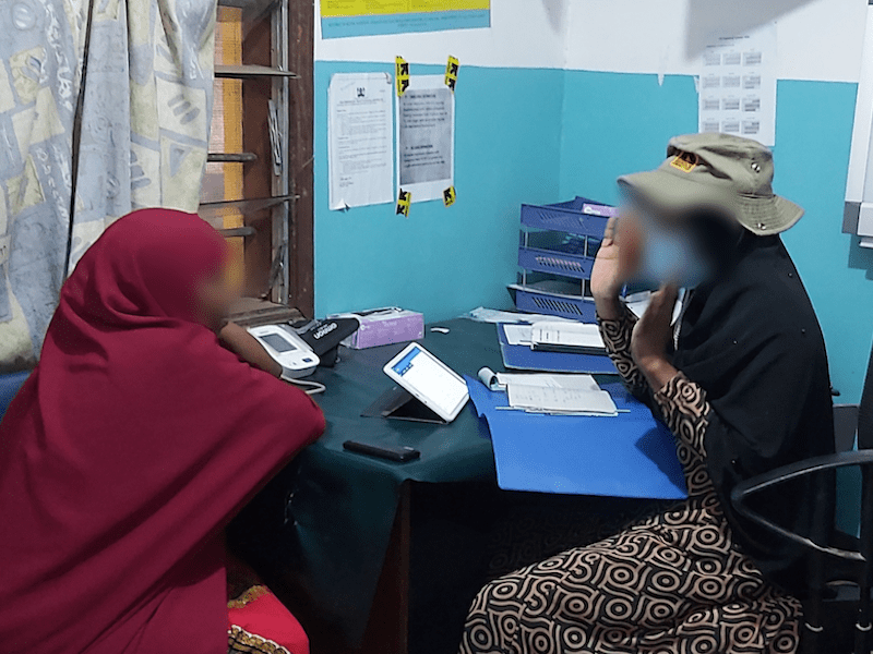 Adoption of Electronic Medical Records for Chronic Disease Care in Kenyan Refugee Camps: Quantitative and Qualitative Prospective Evaluation