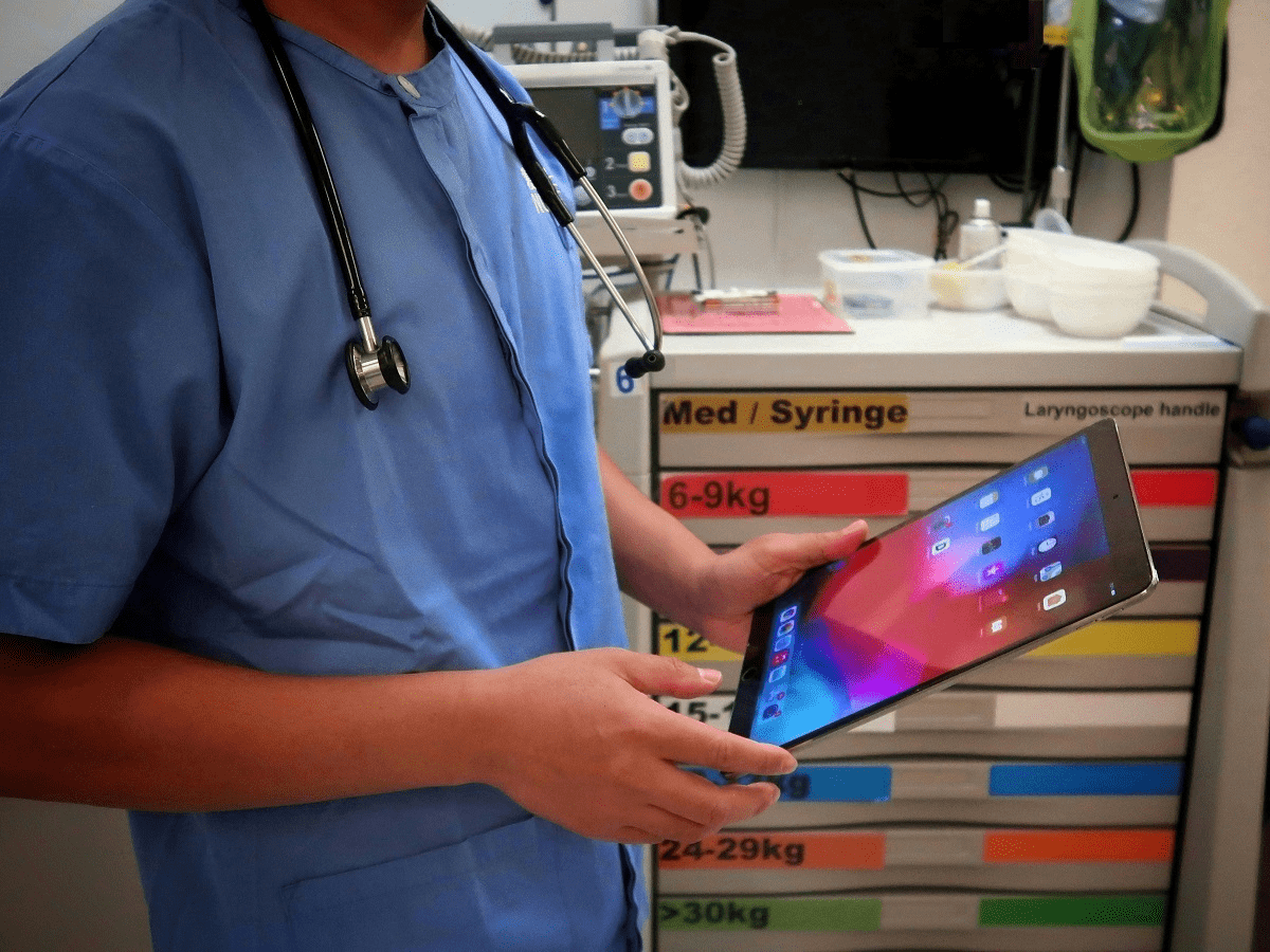 Documentation Completeness and Nurses’ Perceptions of a Novel Electronic App for Medical Resuscitation in the Emergency Room: Mixed Methods Approach