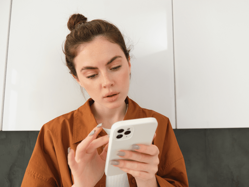 Effects of the “AI-TA” Mobile App With Intelligent Design on Psychological and Related Symptoms of Young Survivors of Breast Cancer: Randomized Controlled Trial