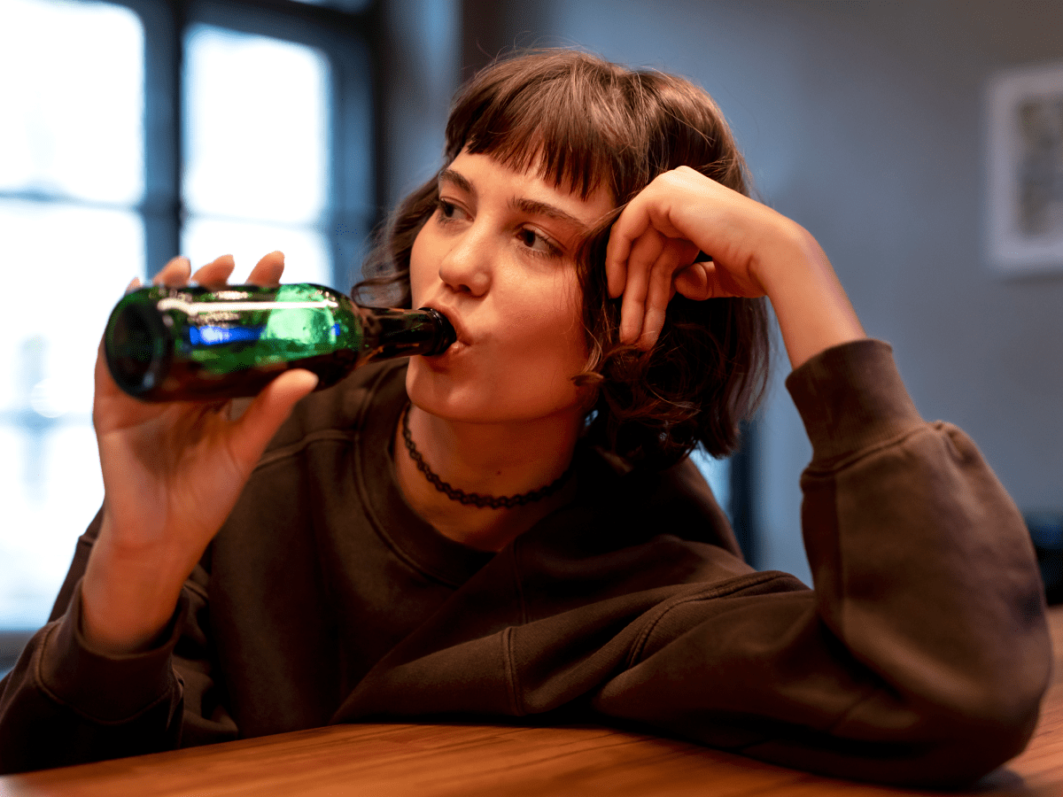 Ecological Momentary Assessment of Alcohol Marketing Exposure, Alcohol Use, and Purchases Among University Students: Prospective Cohort Study