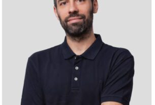 Small Language Models vs. Large Language Models in Healthcare