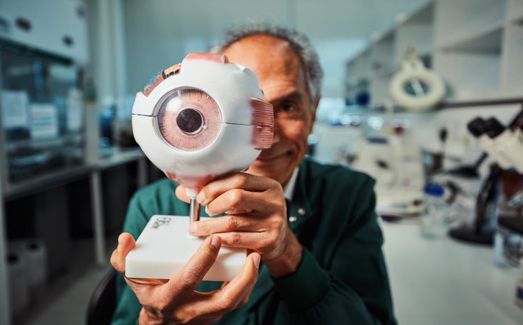 High street opticians could spot dementia risk using AI tool