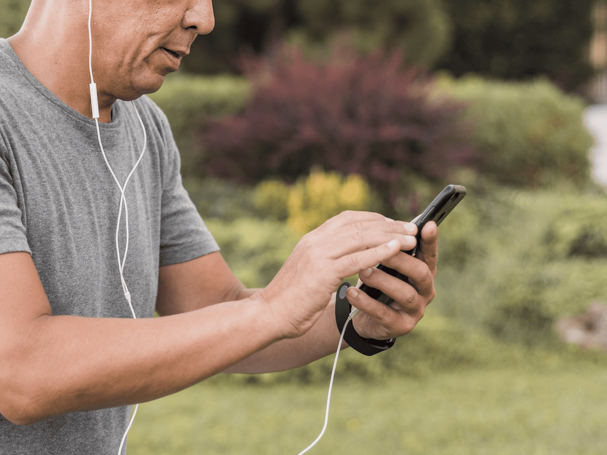 Wearable Devices in Remote Cardiac Rehabilitation With and Without Weekly Online Coaching for Patients With Coronary Artery Disease: Randomized Controlled Trial