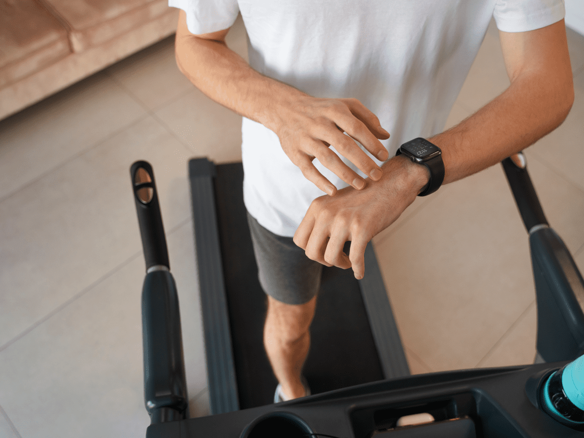 Effectiveness of Smartwatch Device on Adherence to Home-Based Cardiac Rehabilitation in Patients With Coronary Heart Disease: Randomized Controlled Trial