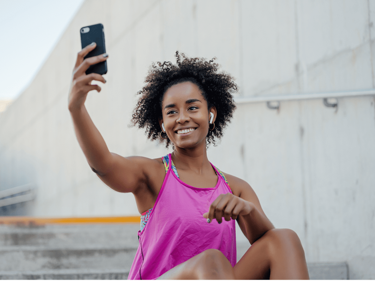 Engagement of African American Women With Fitness Trackers and Mobile Technology for Shared Physical Activity Goals: Mixed Methods Study